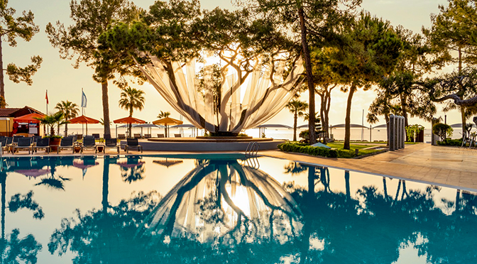 ROBINSON Club in der Türkei mit Pool bei Sonnenuntergang und Strandnähe