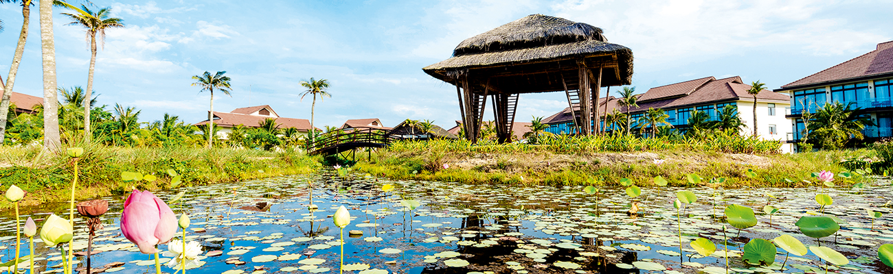 ROBINSON Nam Hoi An in Vietnam mit tropischer Clubanlage, Palmen, Teichlandschaft und Lotusblüten