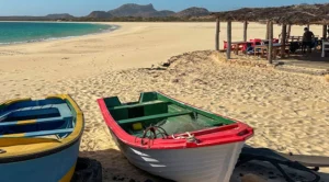 Fischerboote am Sandstrand von Boa Vista auf den Kapverden nahe ROBINSON Cluburlaub