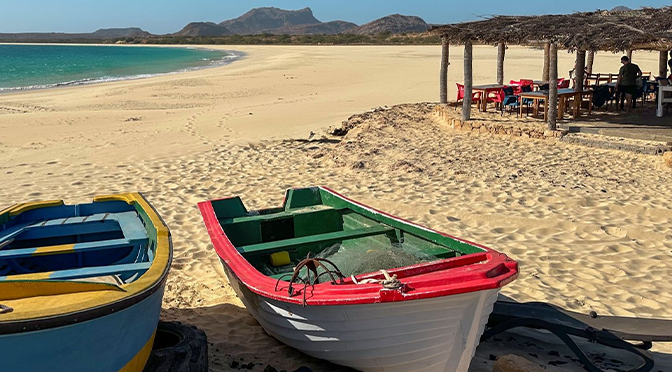 Fischerboote am Sandstrand von Boa Vista auf den Kapverden nahe ROBINSON Cluburlaub