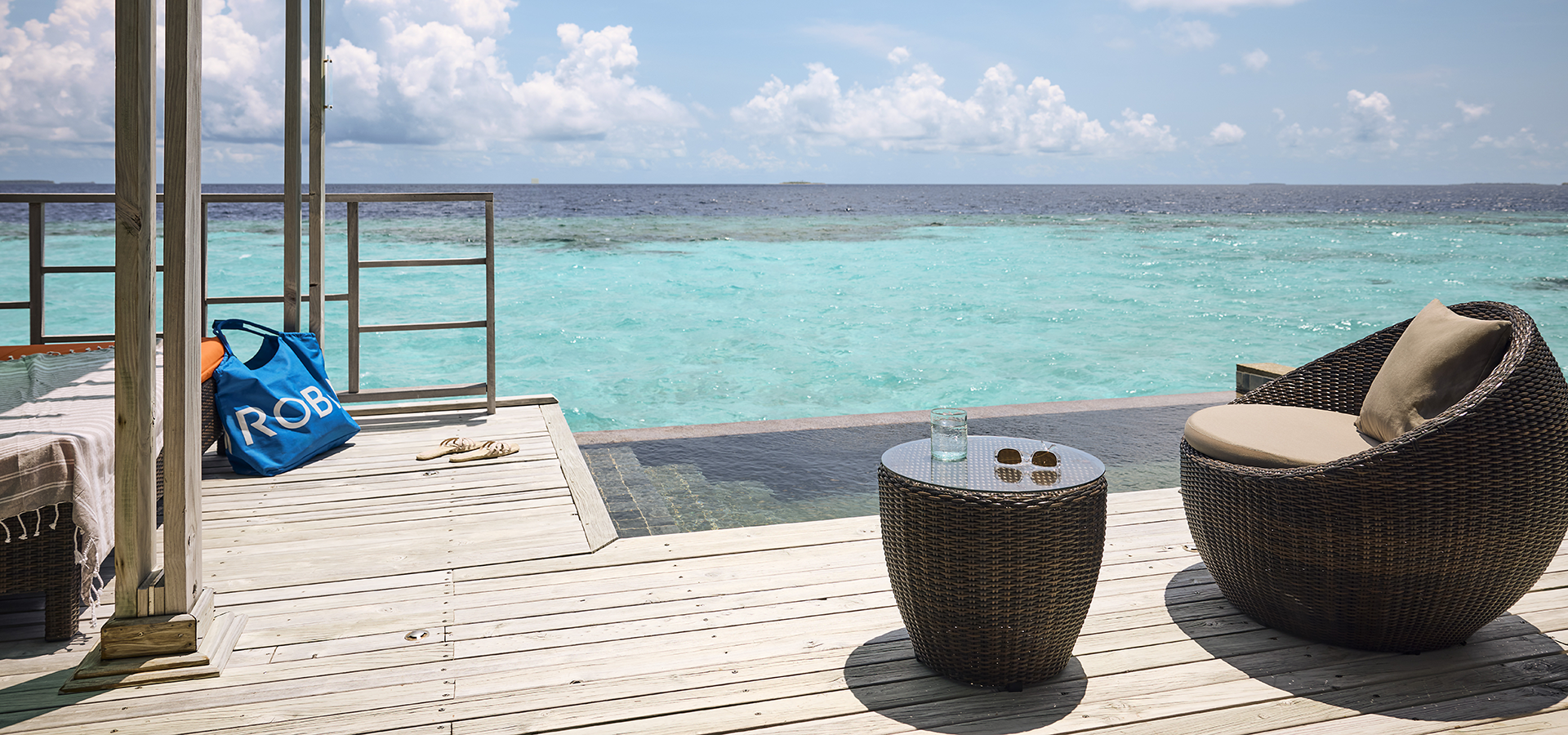 Exklusive Overwater-Villa im ROBINSON Club auf den Malediven mit Blick auf das türkisblaue Meer